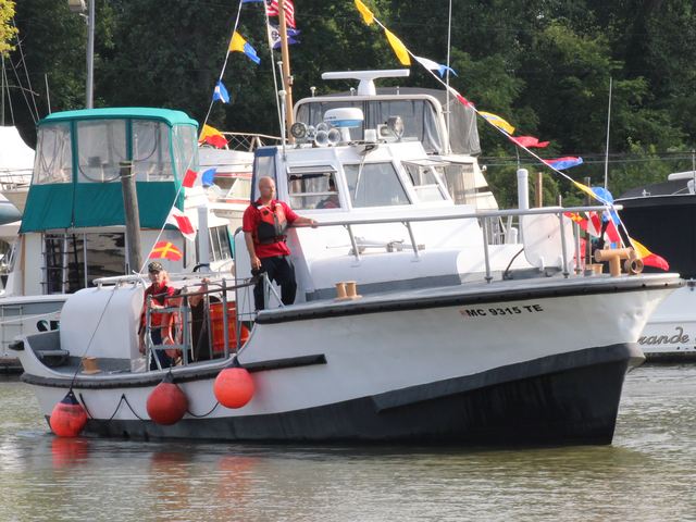 MLB 44334 under way, bow quarter view, fenders still over the side